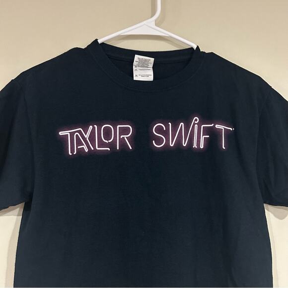 Taylor Swift 1989 World Tour Shirt - Picture 3 of 5